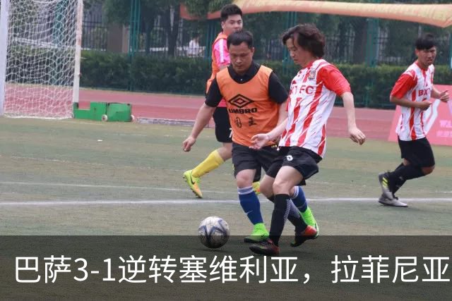 巴萨3-1逆转塞维利亚，拉菲尼亚再演帽子戏法，弗里克率队连胜