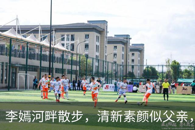 李嫣河畔散步，清新素颜似父亲，身姿纤细展现王菲风范